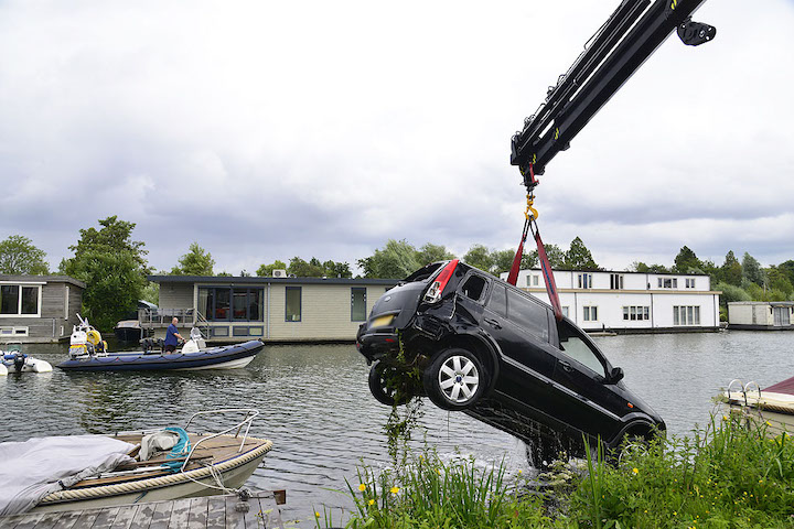 2021/118/20210806-12u32 GB 026 Auto te water Nieuwemeerdijk.jpg